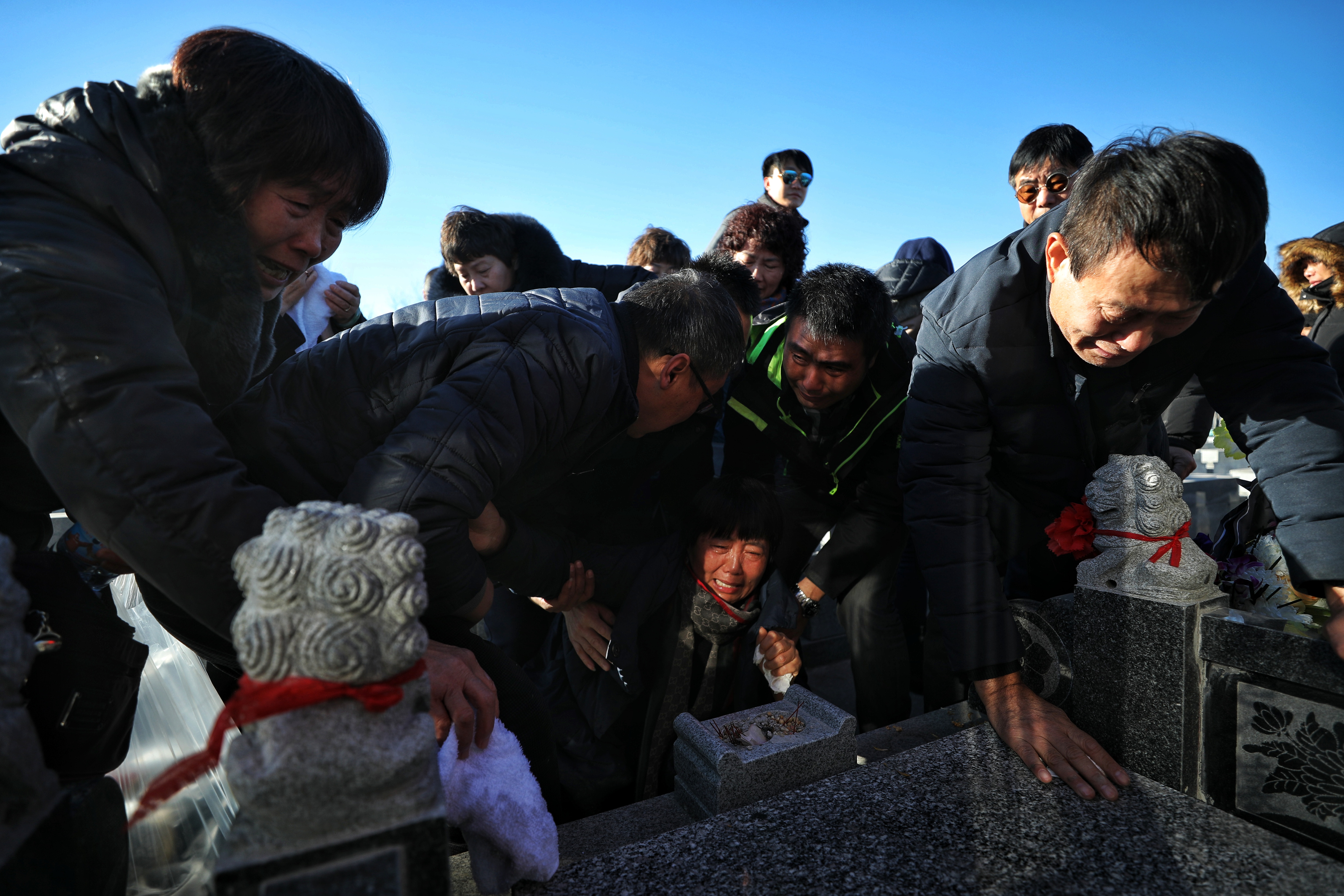 "杀妻骗保案"死者"五七"母亲包饺子去墓园祭奠