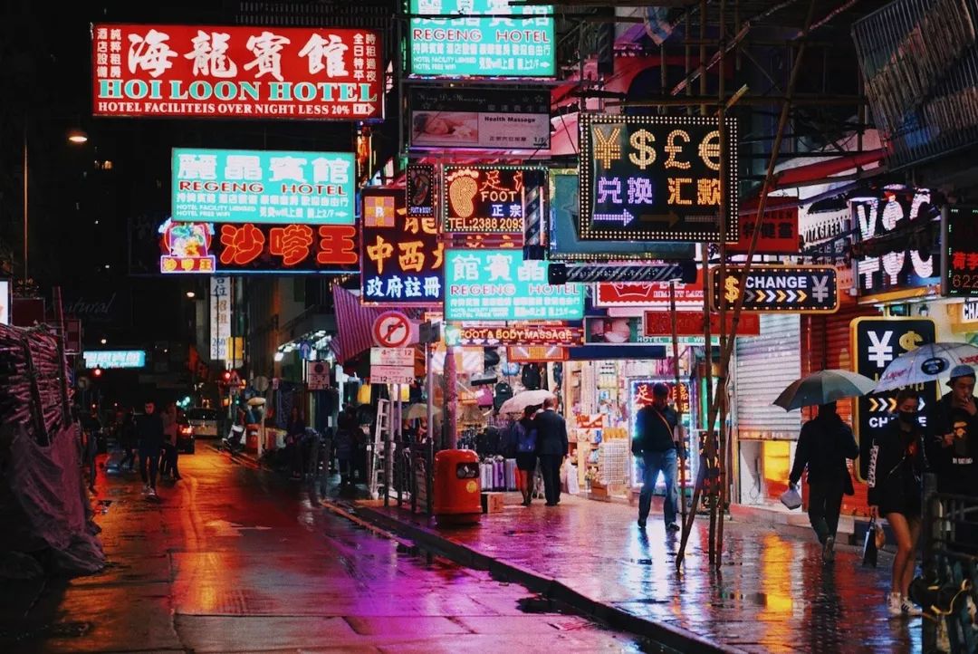 ▲香港街景，足浴店招牌藏在期间图/网络