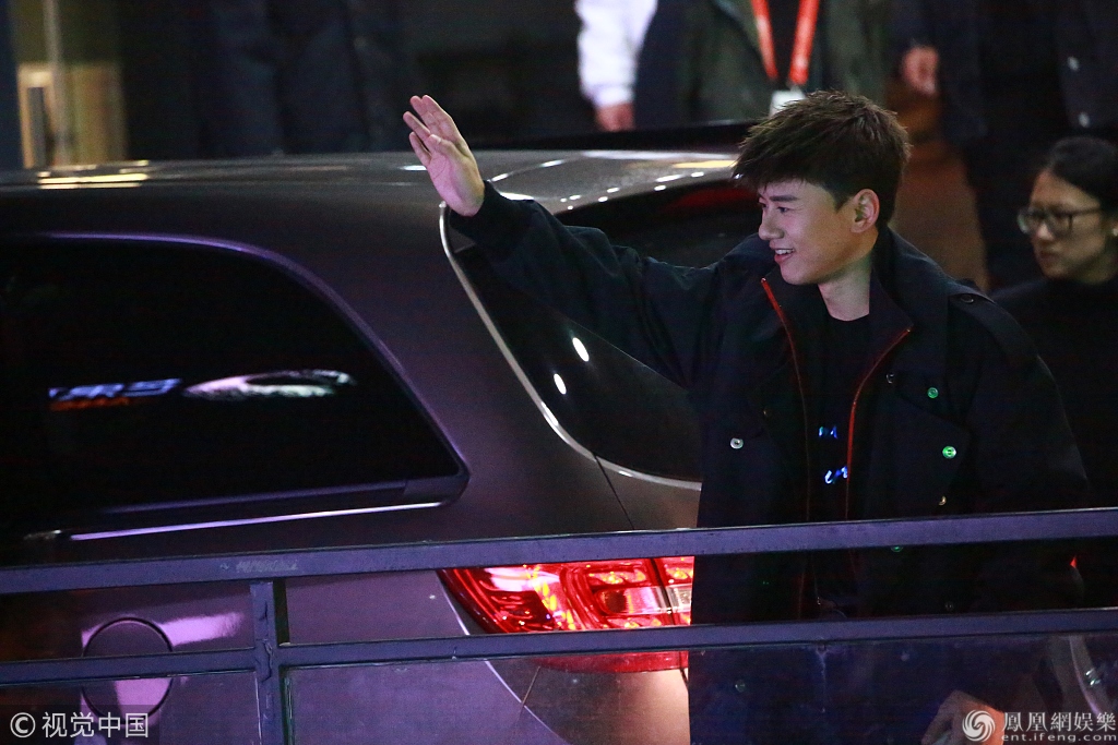 张杰生日当天录制快本下班 与粉丝热情挥手暖心互拍