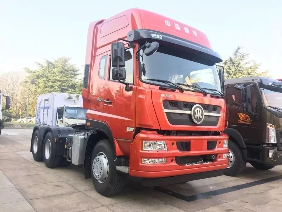 匹配了mc11 440马力发动机的新斯太尔d7b系列牵引车