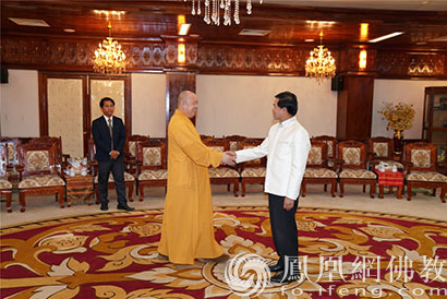 中国佛教协会副会长、深圳弘法寺方丈印顺大和尚一行与老挝中央政治局委员、万象市委书记、市长辛拉冯.库派吞会谈现场（图片来源：凤凰网佛教）