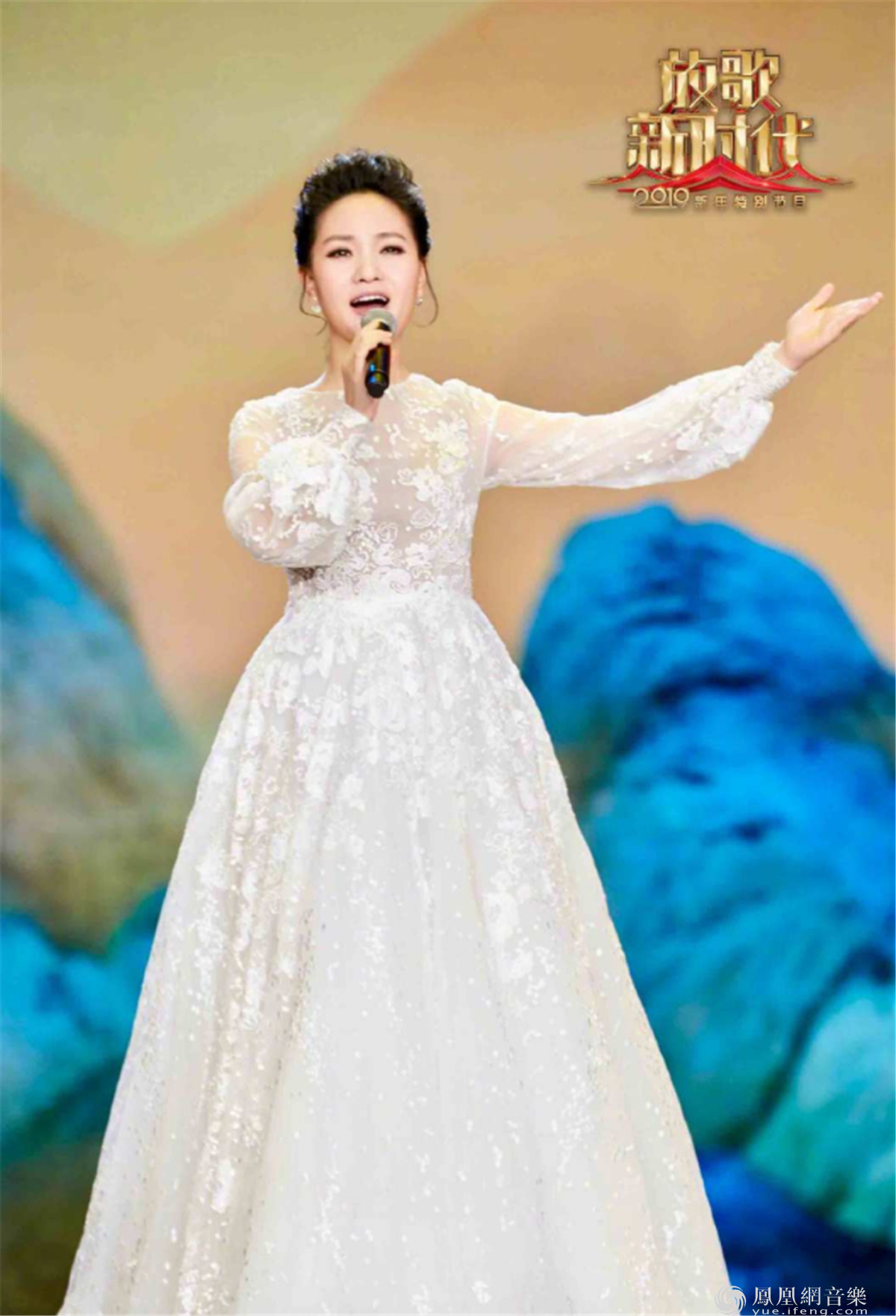 武大靖,邹市明,赵丽娜,范可新共同登台演唱了描写运动员拼搏精神的