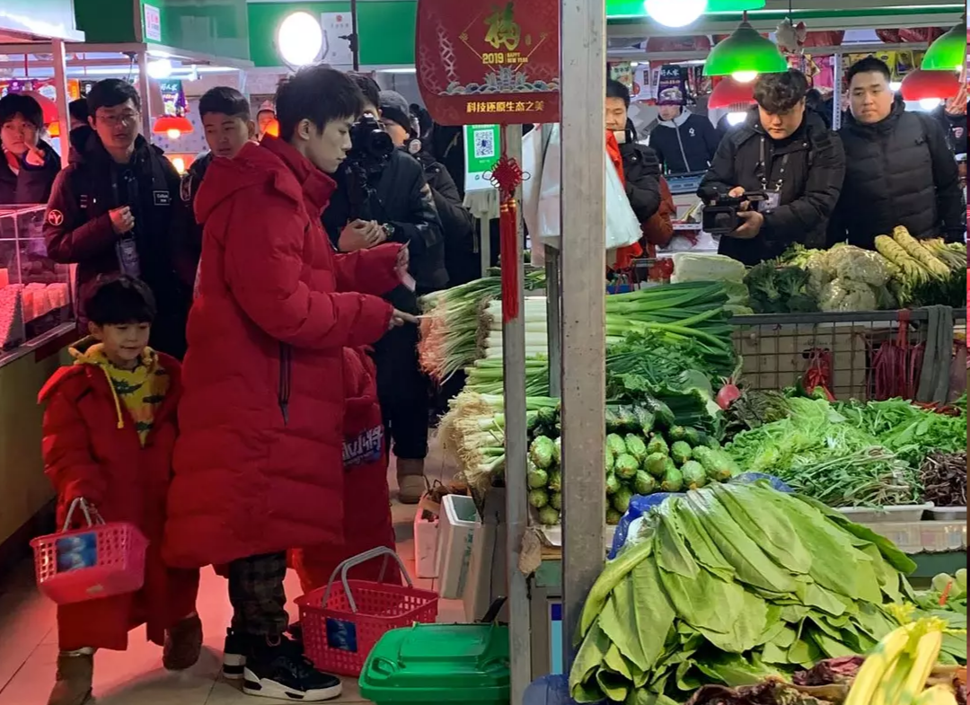 偶遇易烊千玺菜市场买菜!变身孩子王