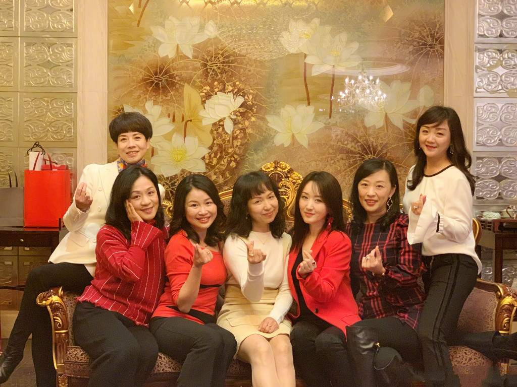 48岁杨钰莹晒与闺蜜合照网友像阿姨和小女孩