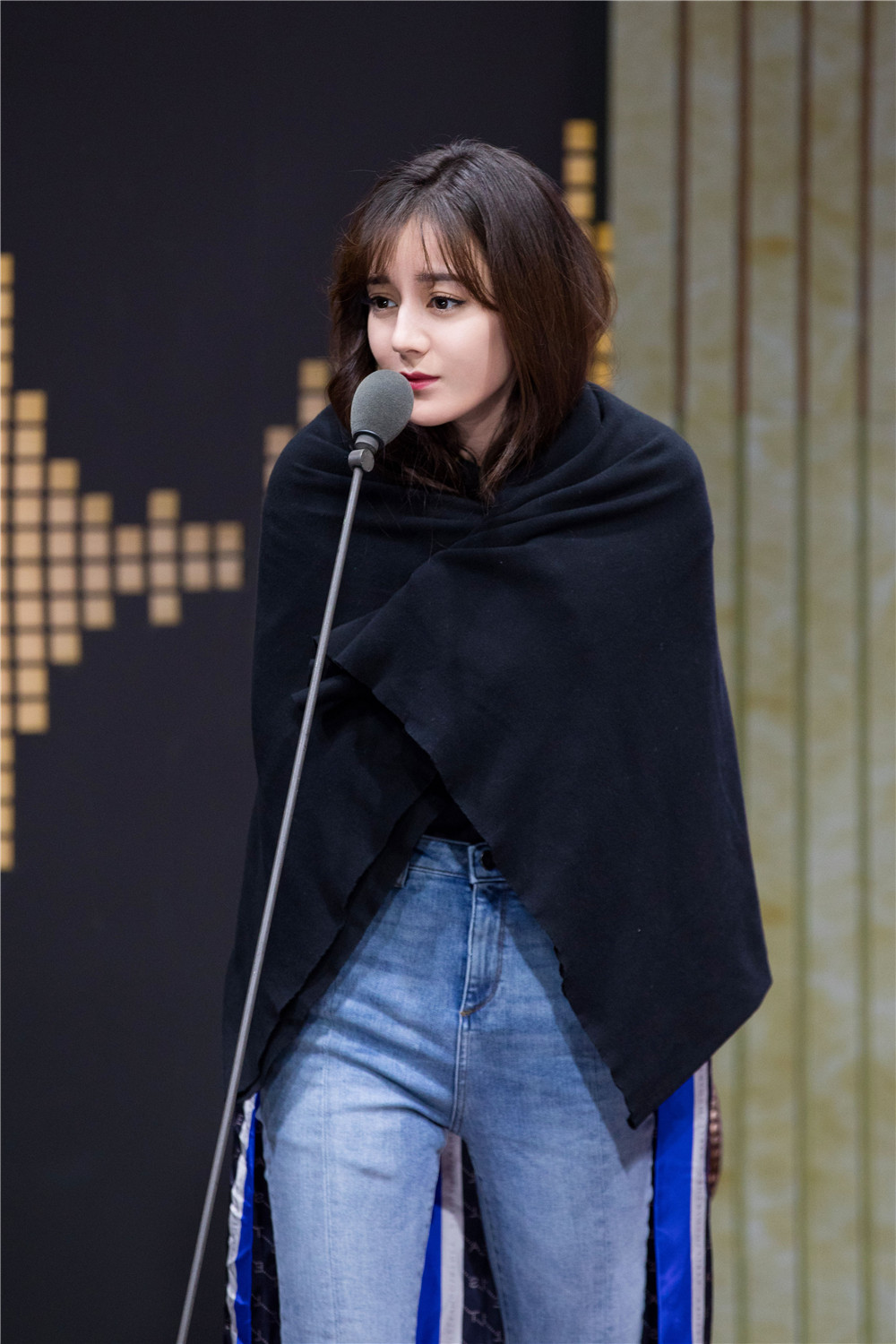 迪丽热巴首登声临其境挑战精神失常疯女人