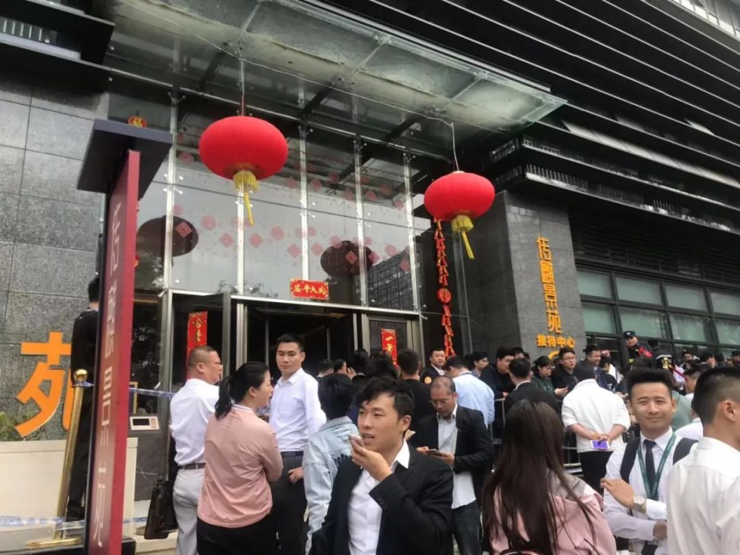 深圳又见深夜抢房!销售突然中止 顾客为抢一套房打起来_凤凰网