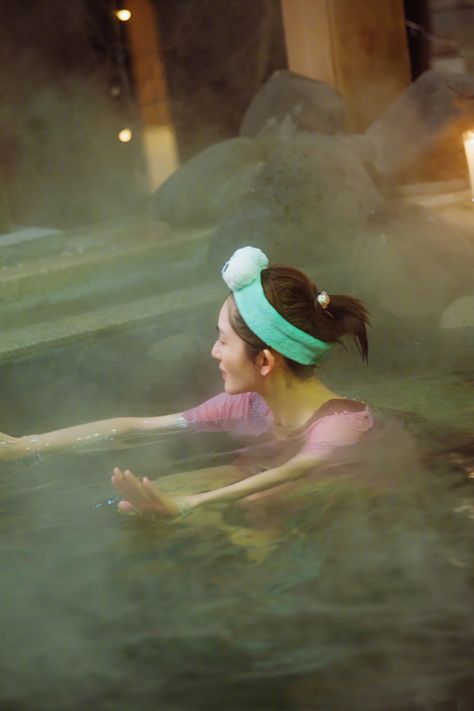 谢娜泡温泉:前一秒嘟嘴卖萌,后一秒仰天大笑