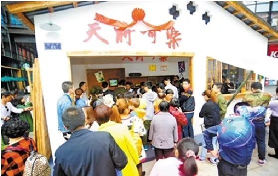 天府可乐复出后，人们排队购买