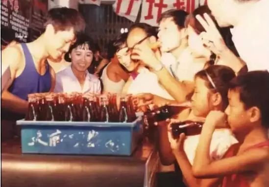 老照片里亚洲汽水热销的场面