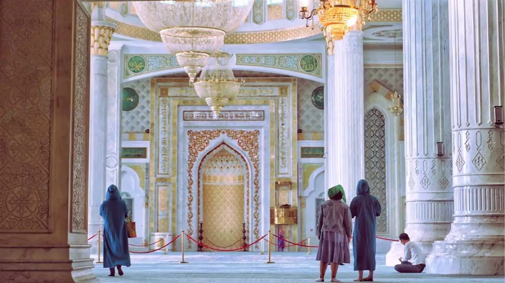 女性进入清真寺需要借取放置于门口的蓝色长袍，哈萨克人认为黑色是令人生畏的颜色，而蓝色则象征着和平。清真寺内部的装饰也多采用白色、金色和蓝色，明艳欢快，一改严肃寂静的气氛。进入清真寺需要右脚进，左脚出，入内一定要脱鞋。