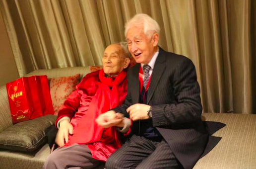 秦含章 109 岁寿辰季克良为秦老贺寿合影