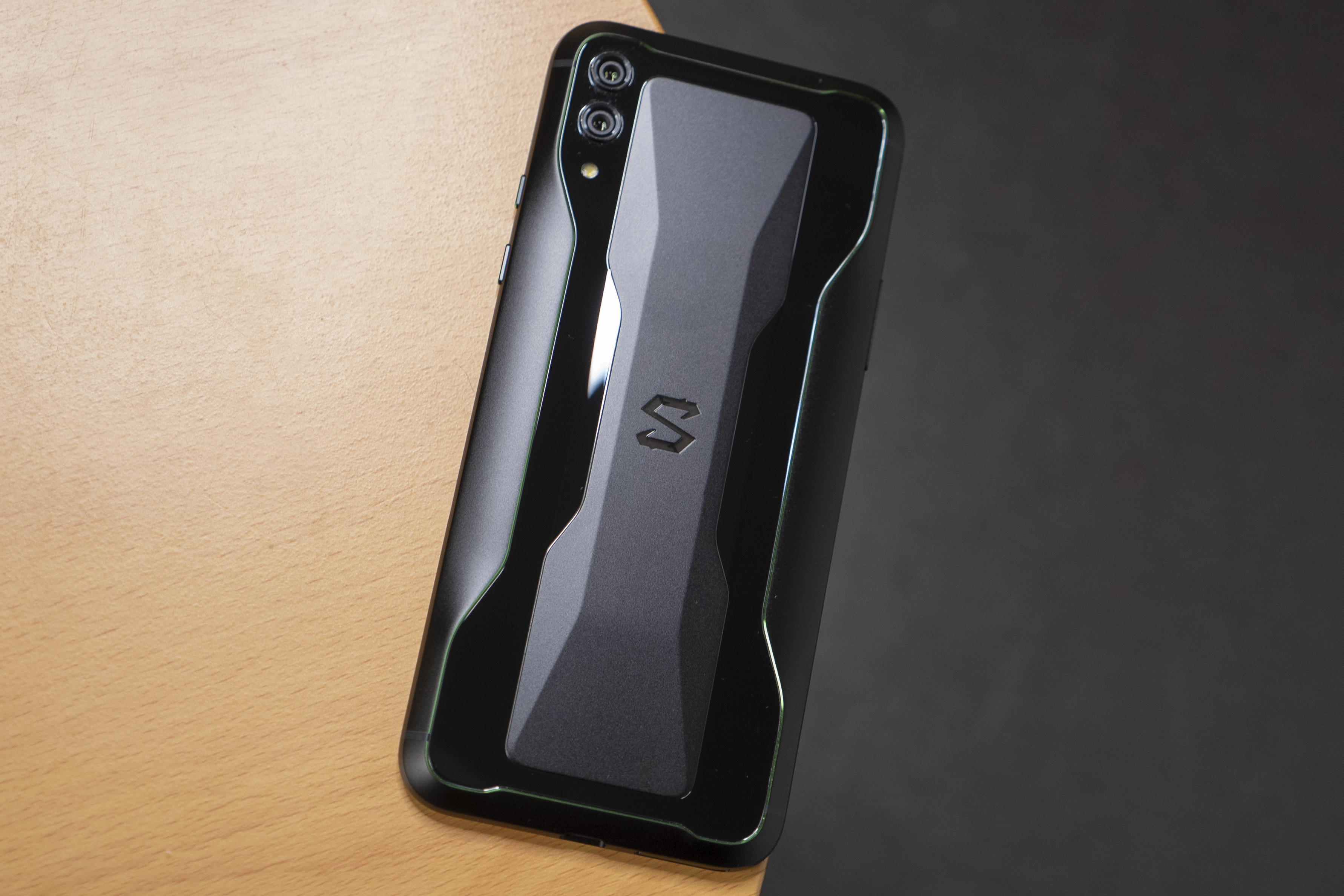 黑鲨游戏手机2855塔式液冷游戏体验稳过旗舰凰家评测