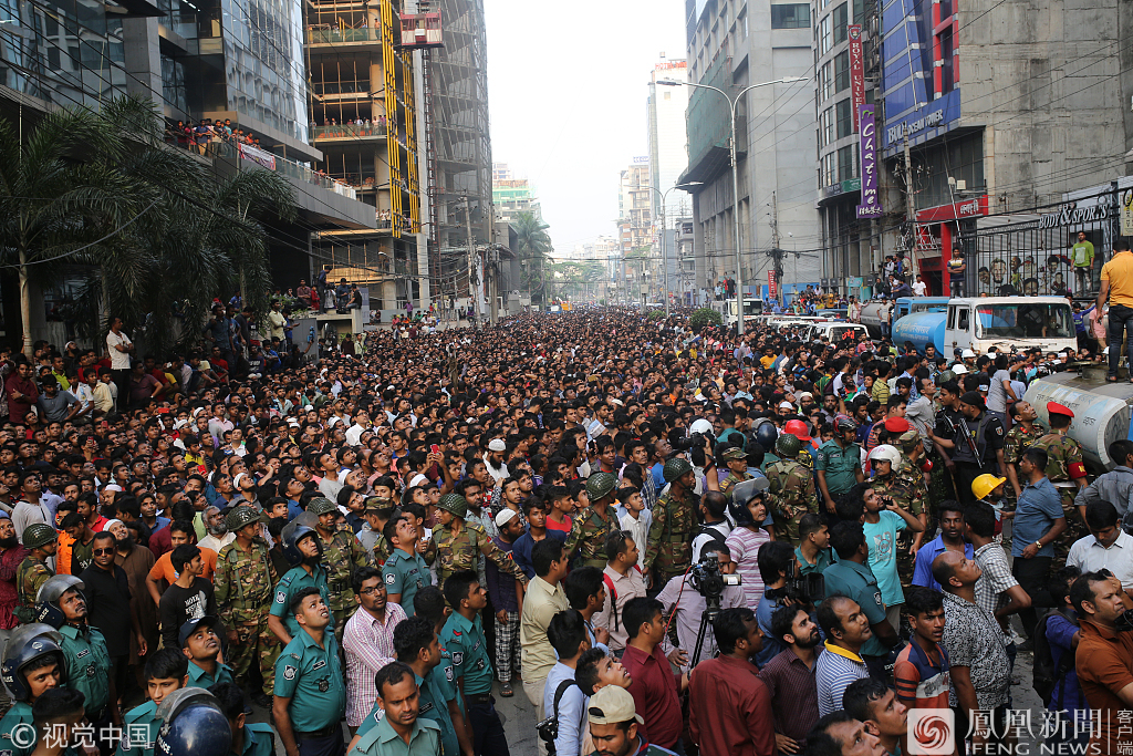 孟加拉民众围观跳楼逃生