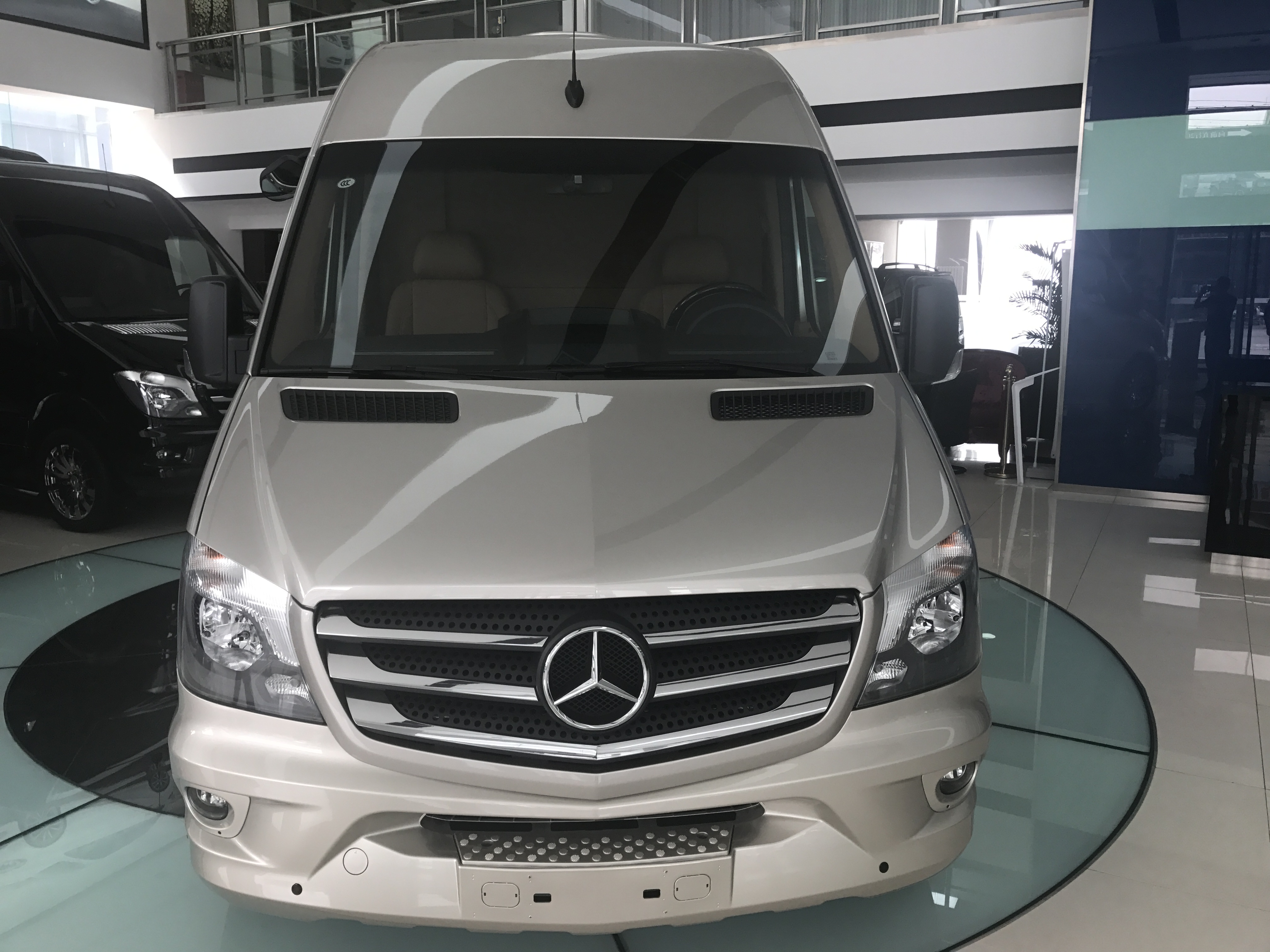 目前有大量新款奔驰斯宾特隐藏九座商务现车在售,新款色充足可多选.