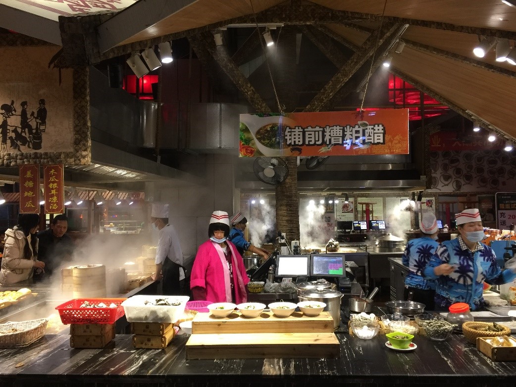 图：融入当地居民生活圈中的夜市，已成海口旅游新名片。&nbsp;王沧海摄