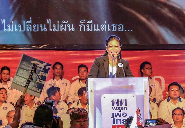 2019年3月22日，为泰党总理候选人素达拉在曼谷举行的最后一次大选竞选集会上对支持者发表讲话。