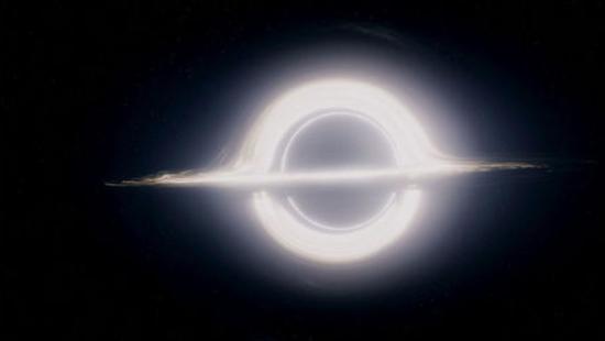图丨电影《星际穿越》的黑洞Gargantua，由伦敦的视觉特效公司Double Negative 制作（来源：London。 AF ARCHIVE/ALAMY STOCK PHOTO）