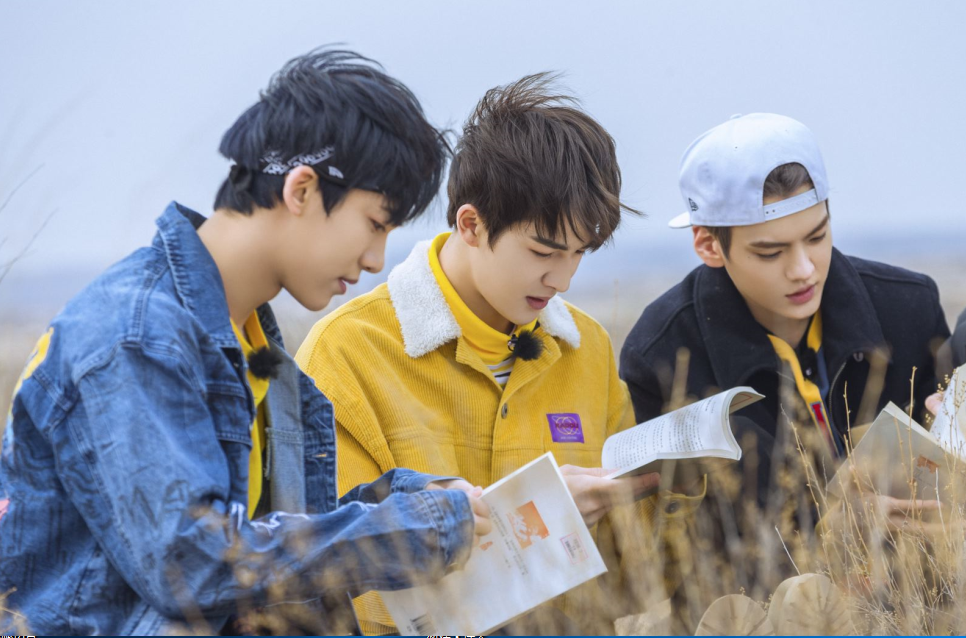 少年可期腾格尔带徒大漠阅读朱正廷着蒙古服庆生