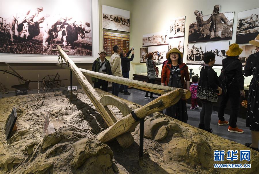 观众在新疆兵团军垦博物馆内参观(4月9日摄)。新华社记者王菲摄