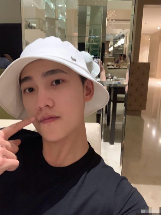 杨洋晒上火长痘自拍照 皱鼻卖萌询问网友是否要吃饭