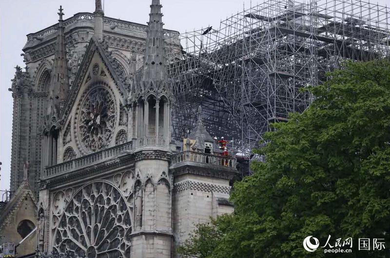 巴黎圣母院失火后续 损失惨重玫瑰花窗逃过一劫 凤凰网