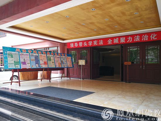 营员们在课后以小组为单位讨论心得体会(图片来源:凤凰网佛教 摄影:马