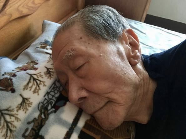 70岁老夫妻全裸照引300万人热议:“老太婆,你比年轻时还要动人”