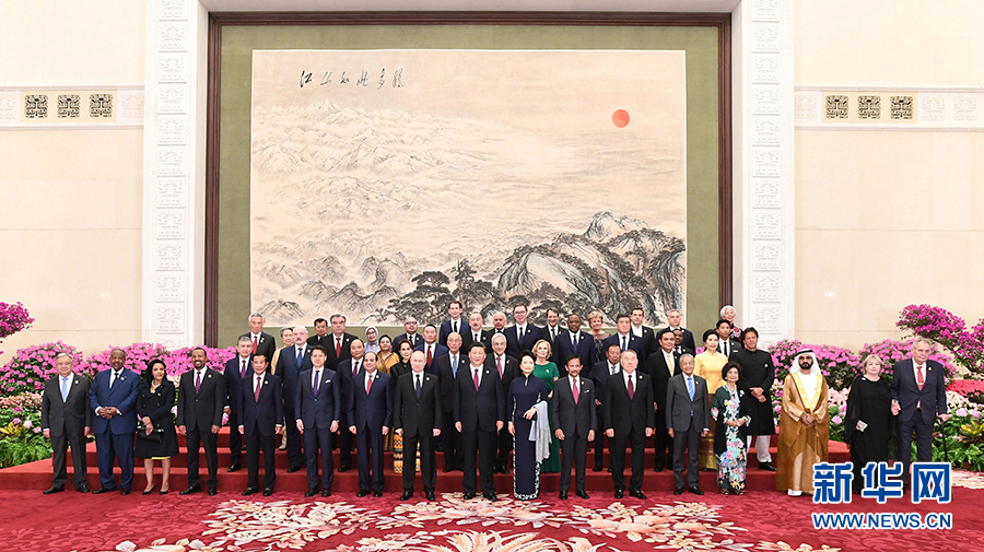 4月26日,国家主席习近平和夫人彭丽媛在北京人民大会堂举行宴会,欢迎出席第二届“一带一路”国际合作高峰论坛的外方领导人夫妇及嘉宾。这是习近平和彭丽媛同外方领导人夫妇及嘉宾合影留念。 新华社记者谢环驰摄