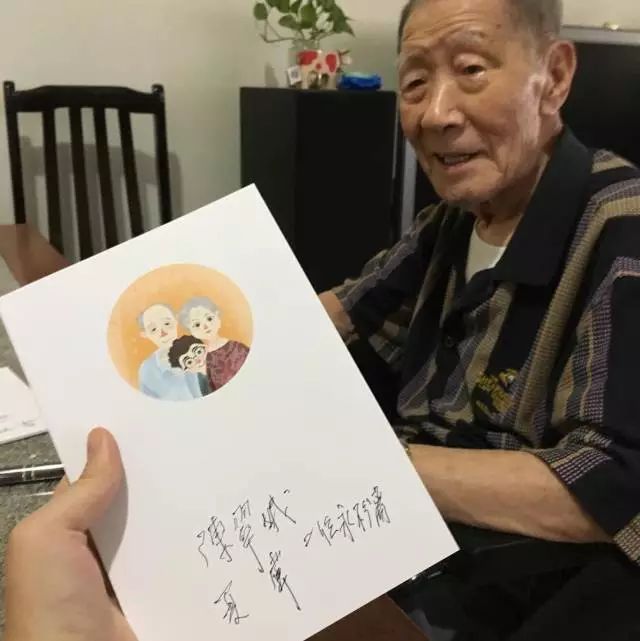 70岁老夫妻全裸照引300万人热议:“老太婆,你比年轻时还要动人”