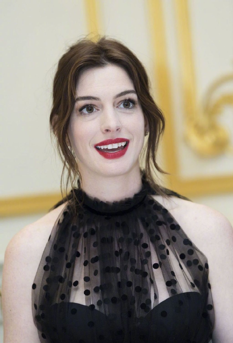 安妮海瑟薇美回来了一身黑色套装干练又性感