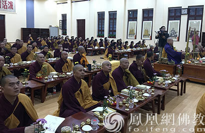 法子们认真聆听(图片来源:凤凰网佛教 摄影:大兴善寺)