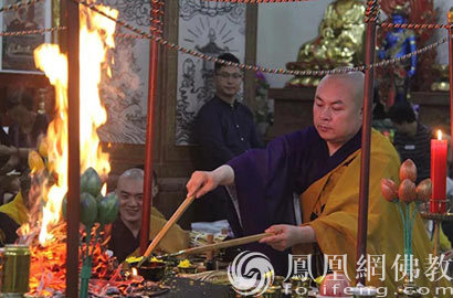 护摩是火祭法、供物焚于火中、以之供养诸圣贤(图片来源:凤凰网佛教 摄影:大兴善寺)