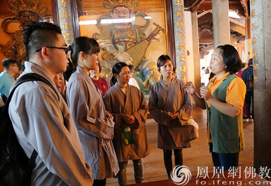 导览义工在深入讲解(图片来源:凤凰网佛教 摄影:南普陀寺)