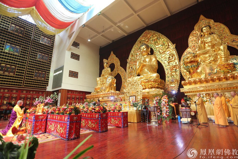 时值佛诞日,为纪念释迦牟尼佛诞辰,昆明市官渡区六甲宝华寺举行"释迦
