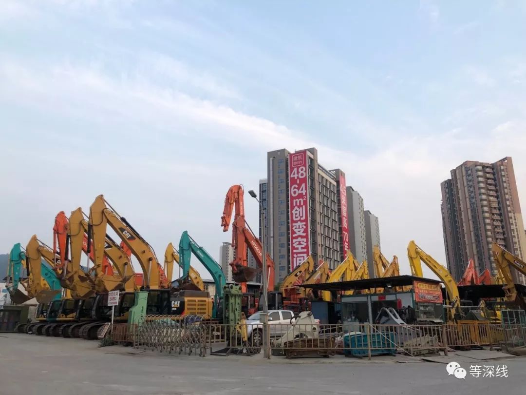 从1995年至今,凤凰城地块并未被开发,现在这里是一个大型机械交易市场