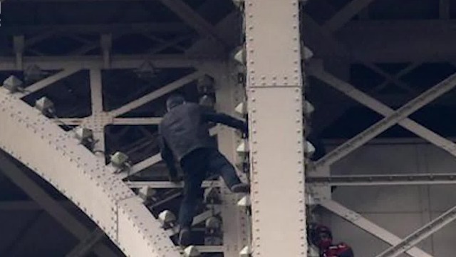 实拍：法国男子徒手攀爬埃菲尔铁塔 近两千游客被疏散