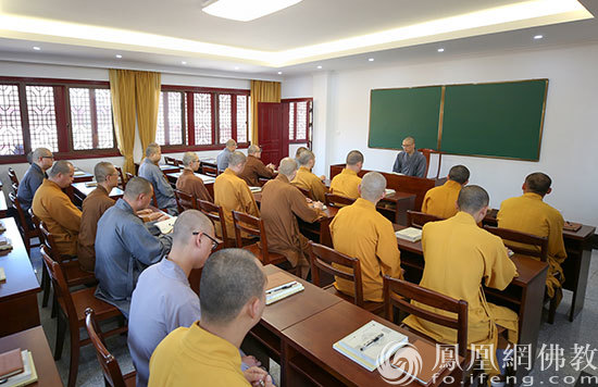 学戒堂普智法师对观音菩萨的“慈悲”精神进行解读（图片来源：凤凰网佛教 摄影：普陀山佛教协会）