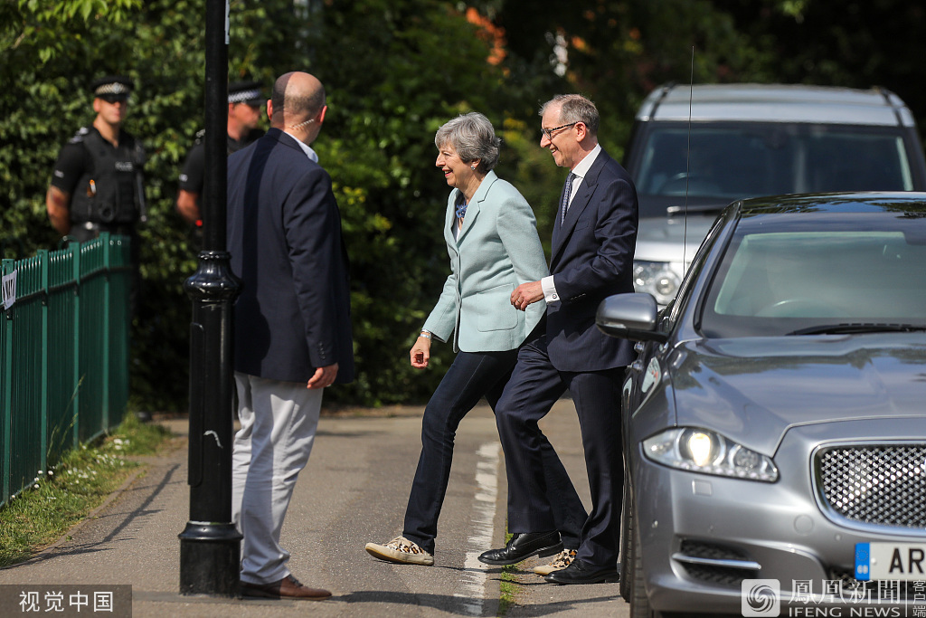 特蕾莎·梅和丈夫参加选举投票