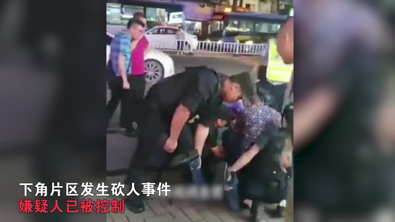 广东惠州一男子持猪肉刀砍人 目击者：他边跑边砍
