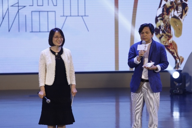 imagefile 颁奖典礼由文学评论家申霞艳和诗人黄礼孩主持.jpg