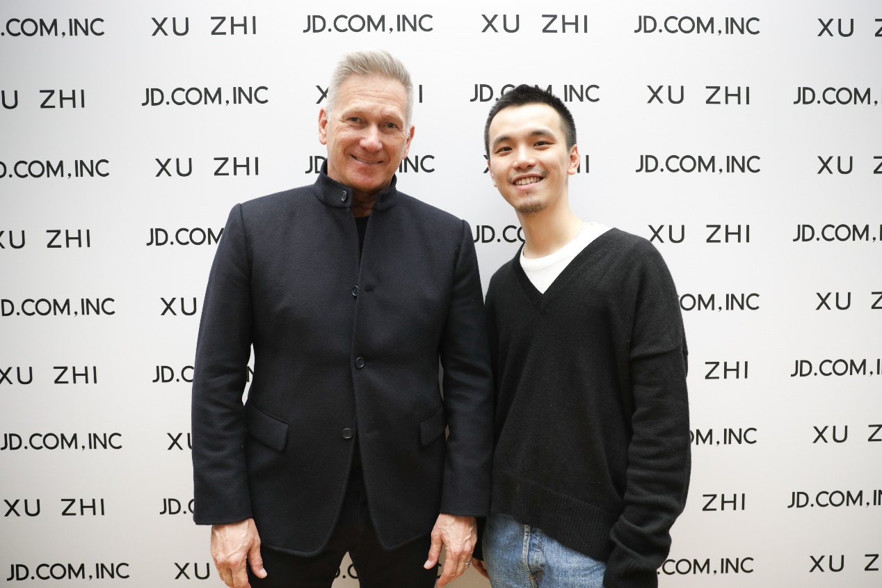 京东集团高级副总裁,京东商城时尚居家平台事业群总裁胡胜利表示:"