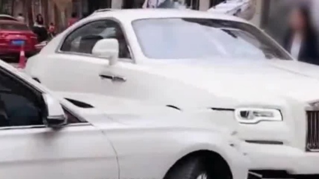 宝马被600万劳斯莱斯撞上 竟需负全责赔30万