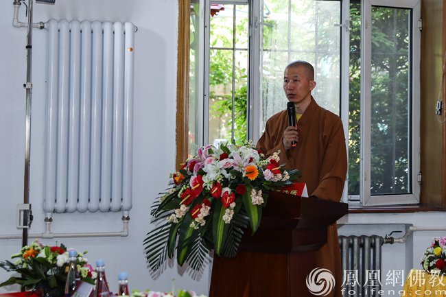 佛學院教務長萬隆法師主持畢業典禮(圖片來源:鳳凰網佛教 攝影:極樂寺