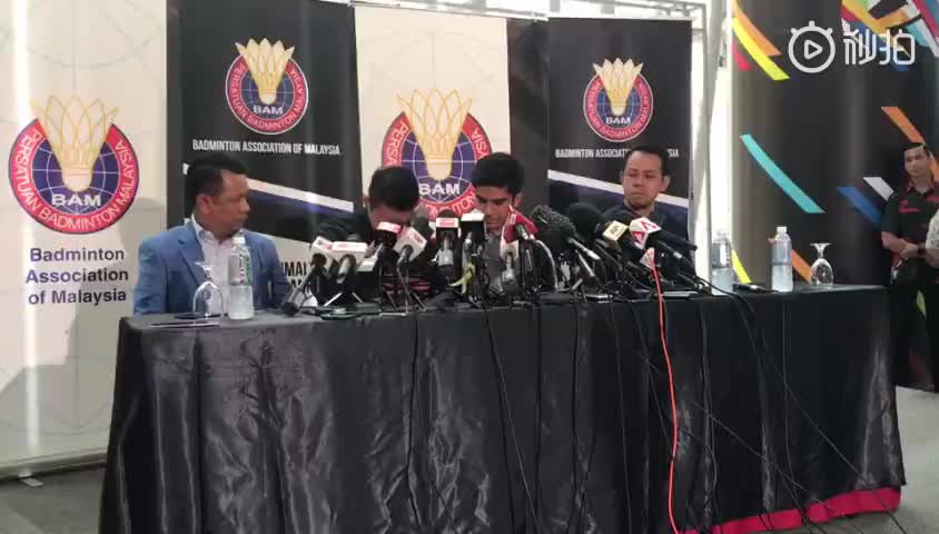 李宗伟泪洒退役发布会 感谢家人与粉丝的支持