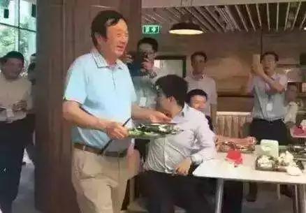 (任正非在食堂打饭)