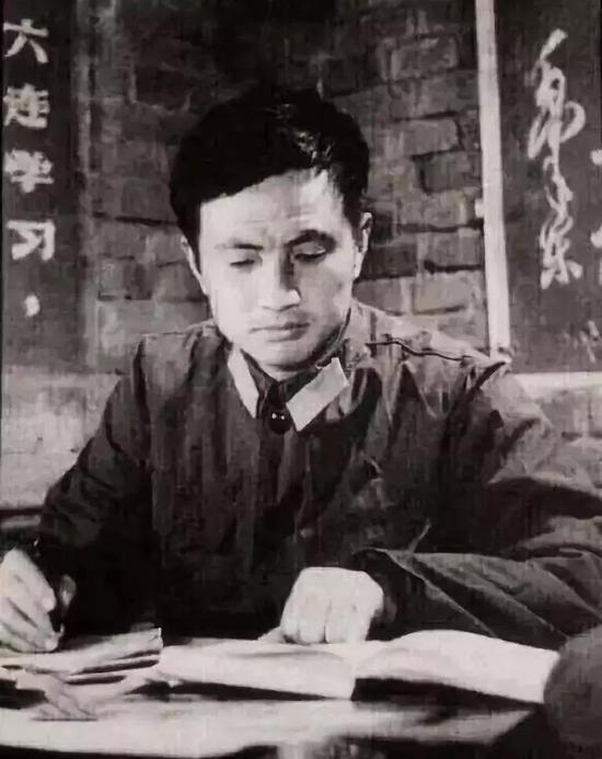 (青年任正非)