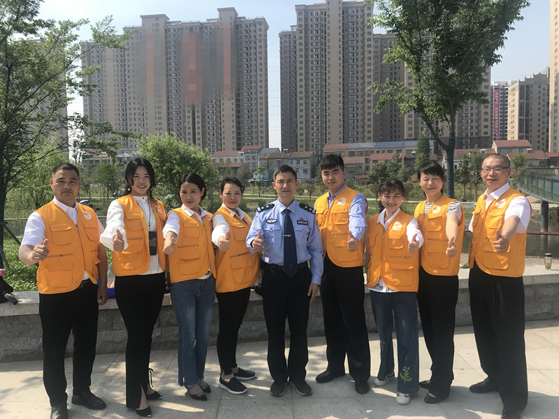 图片说明:万飞和蓝天下的志愿者们