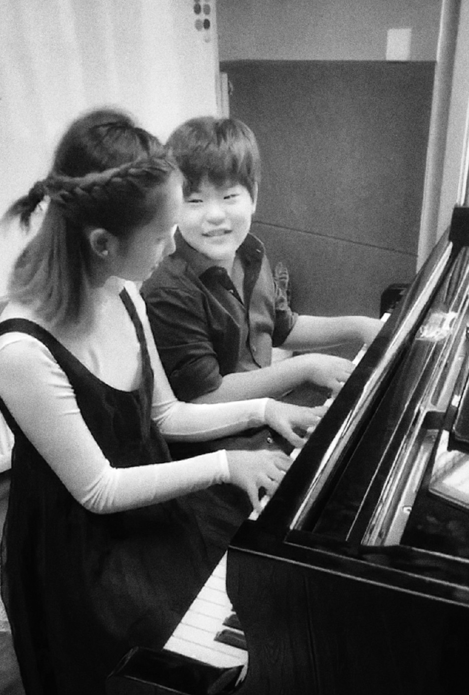 黄多多染回普通发色,与吕思清儿子搭档参赛四手联弹