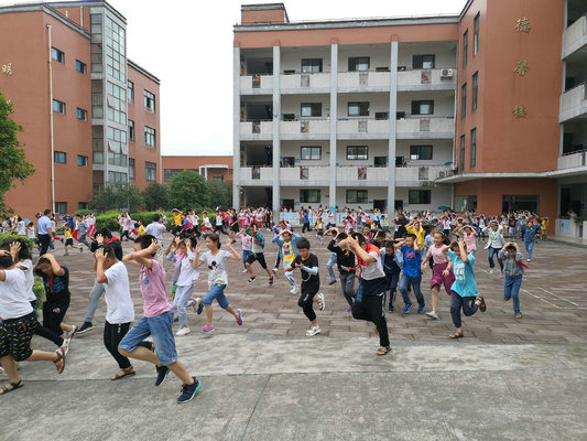 纳溪区东升学校开展防震减灾安全演练