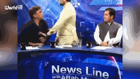 巴基斯坦政客与记者打架，打完继续直播